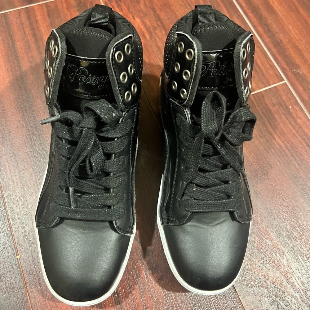 Black pastry sneakers, size 7
